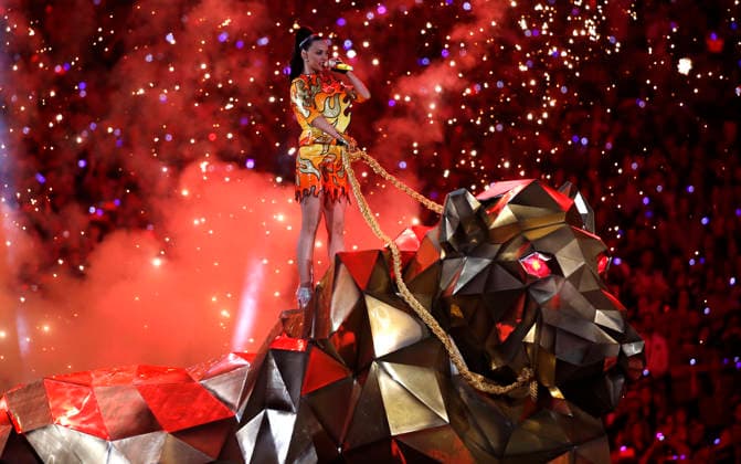 YEARENDER 2015 FEBRUARY Super Bowl XLIX Seattle Seahawks against the New England Patriots epa04986374 YEARENDER 2015 FEBRUARY US musician Katy Perry performs during the halftime show of Super Bowl XLIX between the Seattle Seahawks and the New England Patriots at the University of Phoenix Stadium in Glendale, Arizona, USA 01 February 2015. GLENDALE United States  Copyright: xTANNENxMAURYx