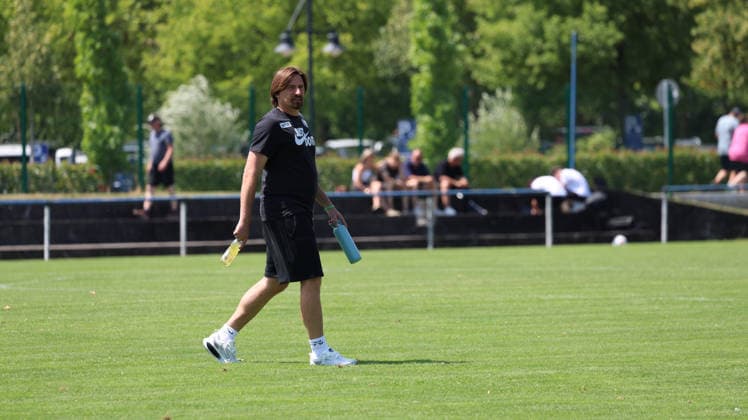 11.07.2026, xrekx, Fussball Testspiel, SV Elversberg - FC Thun v.l. Vincent Wagner Trainer (SV 07 Elversberg) (DFL DFB REGULATIONS PROHIBIT ANY USE OF PHOTOGRAPHS as IMAGE SEQUENCES and or QUASI-VIDEO) Rust *** July 11, 2026, xrekx, Soccer Friendly Match, SV Elversberg vs. FC Thun, by Vincent Wagner, Coach of SV 07 Elversberg. DFL and DFB regulations prohibit any use of photographs as image sequences and or quasi-video. Rust