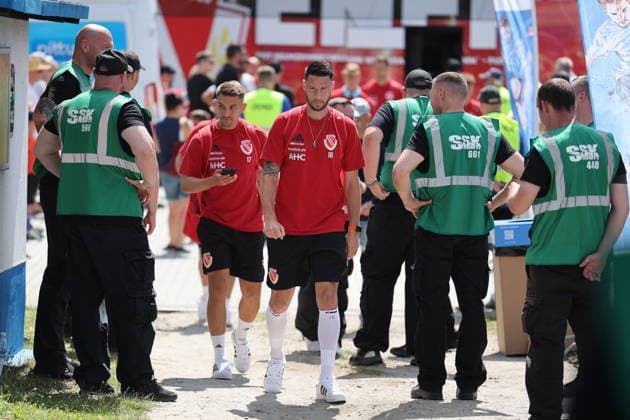 Die Mannschft des FC Energie COttbus kommt im Stadion an ... 16 Ryan Malone (Energie Cottbus, r.), 17 Julian Guttau (Energie Cottbus, l.) Fussball Testspiel 2026 2027 FC Energie Cottbus - Hallescher FC *** The FC Energie Cottbus team arrives at the stadium: 16 Ryan Malone (Energie Cottbus, right), 17 Julian Guttau (Energie Cottbus, left). Soccer friendly match 2026–2027: FC Energie Cottbus vs. Hallescher FC