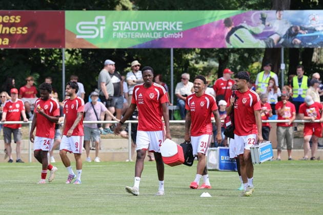 Die Mannschft des FC Energie betritt den Rasen zur Erwärmung. Fussball Testspiel 2026 2027 FC Energie Cottbus - Hallescher FC *** The FC Energie team takes the field to warm up. Soccer Friendly Match 2026–2027: FC Energie Cottbus vs. Hallescher FC