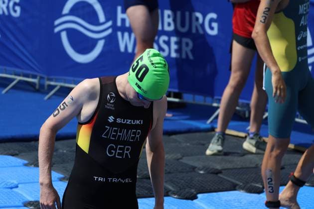 Startnummer 50 in der Wechselzone nach dem Schwimmen. Der Athlet bereitet sich auf den Radstreckenabschnitt vor, Chris Ziehmer ( 50, Elite Männer) Startnummer 50 beim Triathlon an der Binnenalster in Hamburg, Chris Ziehmer 50 *** Race number 50 in the transition area after the swim. The athlete prepares for the bike leg: Chris Ziehmer, 50, Elite Men, race number 50 at the triathlon on the Binnenalster in Hamburg, Chris Ziehmer, 50 Copyright: xspeedshotx xSarahxWolfx