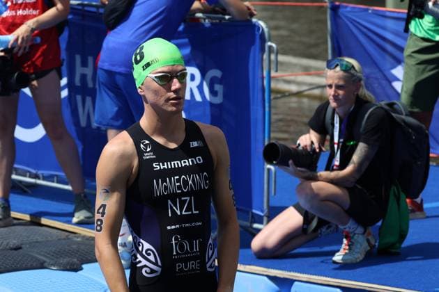 Startnummer 48 im Zielbereich des Triathlons an der Binnenalster in Hamburg. Ein Fotograf dokumentiert den Moment nach dem Wettkampf, Henry McMecking ( 48, Elite Männer) Startnummer 48 nach dem Wettkampf an der Binnenalster, Henry McMecking 48 *** Race number 48 in the finish area of the triathlon at the Binnenalster in Hamburg. A photographer captures the moment after the race: Henry McMecking, race number 48, Elite Men, after the race at the Binnenalster. Henry McMecking, race number 48 Copyright: xspeedshotx xSarahxWolfx