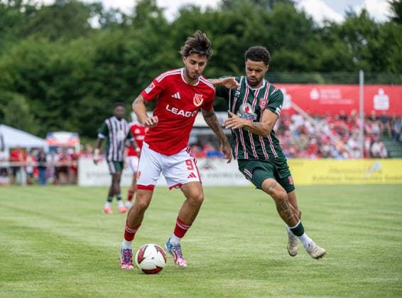 Fußball, Herren, Testspiel, Saison 2026 2027, Hallescher FC - FC Energie Cottbus in Finsterwalde, v. l. Lucas Copado (Energie Cottbus), Stanley Ratifo (Halle), 11.07. 2026, *** Soccer, Men s, Friendly Match, 2026–2027 Season, Hallescher FC vs. FC Energie Cottbus in Finsterwalde, from left: Lucas Copado (Energie Cottbus), Stanley Ratifo (Halle), July 11, 2026, Copyright: xSebastianxRäppold MatthiasxKochx