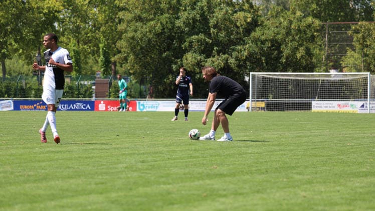 11.07.2026, xrekx, Fussball Testspiel, SV Elversberg - FC Thun v.l. Vincent Wagner Trainer (SV 07 Elversberg) Störball Stoerball entfernt (DFL DFB REGULATIONS PROHIBIT ANY USE OF PHOTOGRAPHS as IMAGE SEQUENCES and or QUASI-VIDEO) Rust *** July 11, 2026, xrekx, soccer exhibition match, SV Elversberg vs. FC Thun v l Vincent Wagner, coach of SV 07 Elversberg. Störball removed. DFL and DFB regulations prohibit any use of photographs as image sequences and or quasi-video. Rust