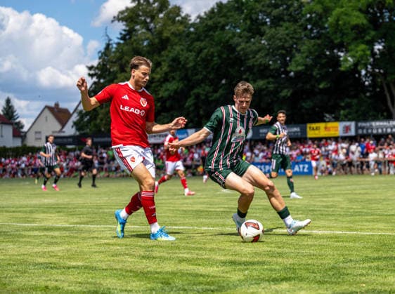 Fußball, Herren, Testspiel, Saison 2026 2027, Hallescher FC - FC Energie Cottbus in Finsterwalde, v. l. Moritz Hannemann (Energie Cottbus), Felix Langhammer (Halle), 11.07. 2026, *** Soccer, Men s, Friendly Match, 2026–2027 Season, Hallescher FC vs. FC Energie Cottbus in Finsterwalde, from left: Moritz Hannemann (Energie Cottbus), Felix Langhammer (Halle), July 11, 2026, Copyright: xSebastianxRäppold MatthiasxKochx