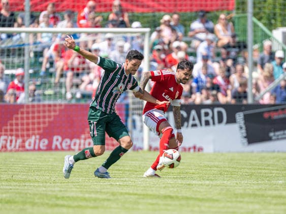 Fußball, Herren, Testspiel, Saison 2026 2027, Hallescher FC - FC Energie Cottbus in Finsterwalde, v. l. Niklas Landgraf (Halle), Leonardo Bittencourt (Energie Cottbus), 11.07. 2026, *** Soccer, Men s, Friendly Match, 2026–2027 Season, Hallescher FC vs. FC Energie Cottbus in Finsterwalde, from left: Niklas Landgraf (Halle), Leonardo Bittencourt (Energie Cottbus), July 11, 2026, Copyright: xSebastianxRäppold MatthiasxKochx
