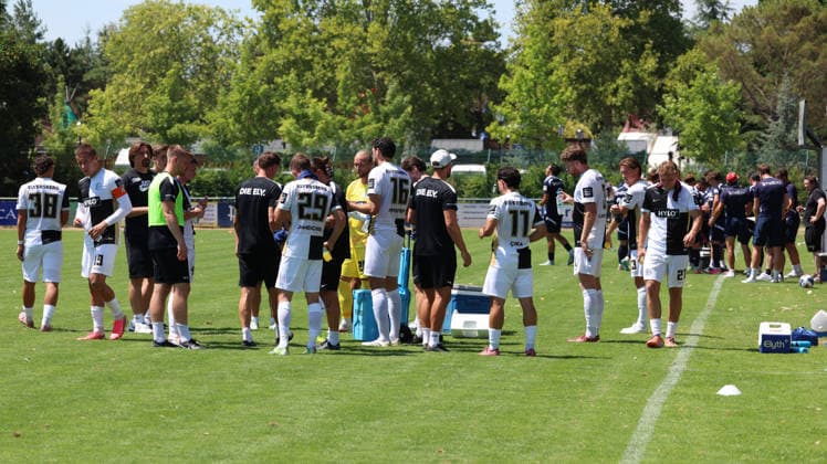 11.07.2026, xrekx, Fussball Testspiel, SV Elversberg - FC Thun v.l. Trinkpause Vincent Wagner Trainer (SV 07 Elversberg) (DFL DFB REGULATIONS PROHIBIT ANY USE OF PHOTOGRAPHS as IMAGE SEQUENCES and or QUASI-VIDEO) Rust *** July 11, 2026, xrekx, soccer exhibition match, SV Elversberg vs. FC Thun, left: Vincent Wagner, coach of SV 07 Elversberg, taking a drink break. DFL and DFB regulations prohibit any use of photographs as image sequences and or quasi-video. Rust
