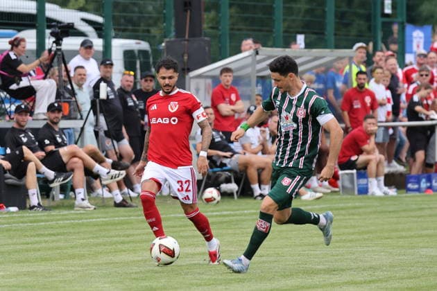 32 Leonardo Bittencourt (Energie Cottbus, l.), 34 Felix Langhammer (HFC) Fussball Testspiel 2026 2027 FC Energie Cottbus - Hallescher FC *** 32 Leonardo Bittencourt, Energie Cottbus, l, 34 Felix Langhammer, HFC Soccer Friendly Match 2026 2027 FC Energie Cottbus Hallescher FC
