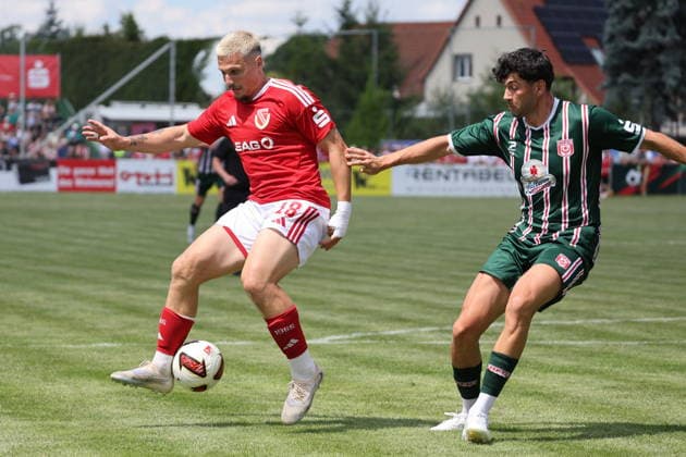 18 Erik Engelhardt (Energie Cottbus, l.) und 5 Burim Halili (HFC) Fussball Testspiel 2026 2027 FC Energie Cottbus - Hallescher FC *** 18 Erik Engelhardt, Energie Cottbus, left, and 5 Burim Halili, HFC Soccer Friendly Match 2026 2027 FC Energie Cottbus Hallescher FC