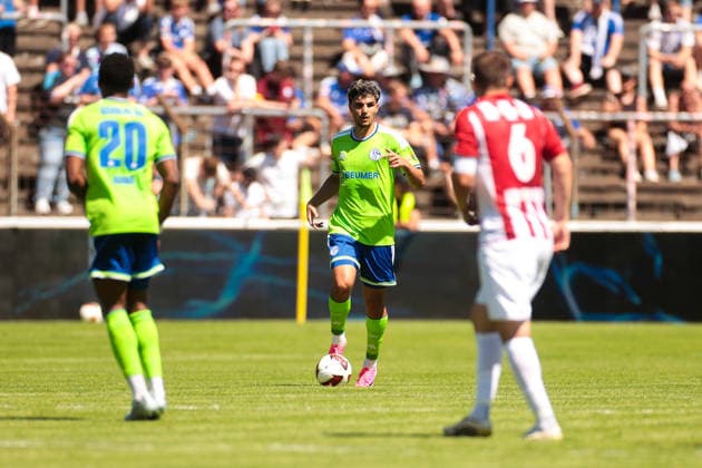 11.07.2026, Fussball, Saison 2026 2027, Testspiel, FC Gütersloh - FC Schalke 04, Mertcan Ayhan (FC Schalke 04). Gütersloh Stadion am Heidewald NRW Deutschland xRHR-FOTO YYx *** July 11, 2026, Soccer, 2026–2027 Season, Friendly Match, FC Gütersloh vs. FC Schalke 04, Mertcan Ayhan, FC Schalke 04, Gütersloh, Stadion am Heidewald, North Rhine-Westphalia, Germany, xRHR, PHOTO YYx Copyright: RHR-FOTOx RHR-FOTO YY