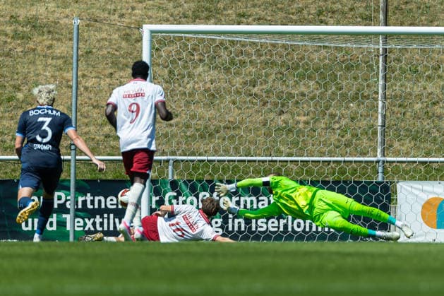 Toon Franssen (Royal Antwerpen FC) und Torwart Timo Horn (VfL Bochum) im Zweikampf waehrend des Freundschaftsspiels in der Saisonvorbereitung zwischen dem Royal Antwerpen FC und dem VfL Bochum 1848 im Hemberg-Stadion am 11. Juli 2026 in Iserlohn, Deutschland. (Foto von Mario Hommes DeFodi Images) +++ Toon Franssen (Royal Antwerpen FC) und Torwart Timo Horn (VfL Bochum) battle for the ball during the during the pre-season friendly match between Royal Antwerpen FC and VfL Bochum 1848 at Hemberg-Stadium on July 11, 2026 in Iserlohn, Germany. (Photo by Mario Hommes DeFodi Images) - *** Toon Franssen of Royal Antwerp FC and goalkeeper Timo Horn of VfL Bochum battle for the ball during the preseason friendly match between Royal Antwerp FC and VfL Bochum 1848 at Hemberg Stadium on July 11, 2026, in Iserlohn, Germany Photo by Mario Hommes DeFodi Images Toon Franssen of Royal Antwerp FC and goalkeeper Timo Horn of VfL Bochum battle for the ball during the preseason friendly match between Royal Antwerp FC and VfL Bochum 1848 at Hemberg Stadium on July 11, 2026 in Iserlohn, Germany Photo by Mario Hommes DeFodi Images