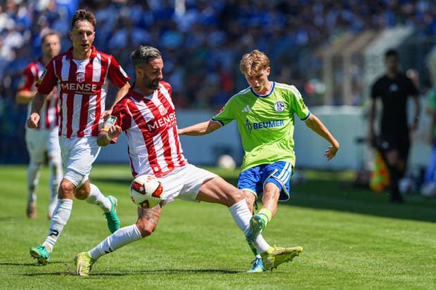 11.07.2026, xydrx, Fußball, Testspiel, FC Gütersloh - FC Schalke 04, Saison 2026 2027, Ohlendorf Stadion im Heidewald: Kevin Hingerl (FC Gütersloh, 23) im Zweikampf gegen Luca Vozar (FC Schalke 04, 38) DFB regulations prohibit any use of photographs as image sequences and or quasi-video. *** July 11, 2026, xydrx, soccer, friendly match, FC Gütersloh vs. FC Schalke 04, 2026–2027 season, Ohlendorf Stadium in Heidewald: Kevin Hingerl (FC Gütersloh, No. 23) in a tackle against Luca Vozar (FC Schalke 04, No. 38). DFB regulations prohibit any use of photographs as image sequences and or quasi-video. Copyright: HMBxMedia YannisxDreimann