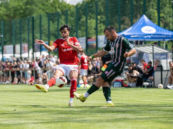 Fußball, Herren, Testspiel, Saison 2026 2027, Hallescher FC - FC Energie Cottbus in Finsterwalde, v. l. Yusuf Wardak (Energie Cottbus), Robert Berger (Halle), 11.07. 2026, *** Soccer, Men s, Friendly Match, 2026–2027 Season, Hallescher FC vs. FC Energie Cottbus in Finsterwalde, from left: Yusuf Wardak (Energie Cottbus), Robert Berger (Halle), July 11, 2026, Copyright: xSebastianxRäppold MatthiasxKochx