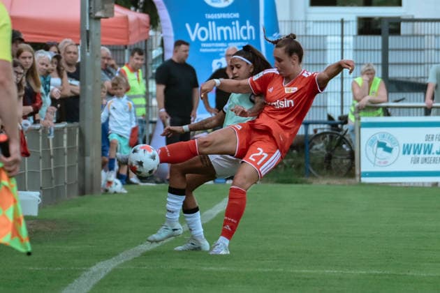 11.07.2026, xlakx, Fussball Testspiel, 1.FFC Turbine Potsdam - 1. FC Union Berlin v.l. Thalia Dias de Souza (1. FFC Turbine Potsdam), Anna Weiß (1.FC Union Berlin) Zweikampf, Duell, Kampf, tackle Oranienburg *** July 11, 2026, xlakx, Soccer Friendly Match, 1 FFC Turbine Potsdam 1 FC Union Berlin v l Thalia Dias de Souza 1 FFC Turbine Potsdam, Anna Weiß 1 FC Union Berlin, Tackle, Duel, Battle, Oranienburg