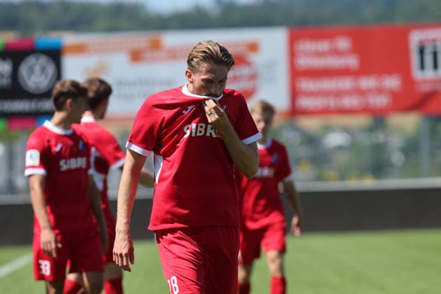 Haiger, Deutschland 11. Juli 2026: Testspiel - 2026 2027 - TSV Steinbach Haiger gegen Fortuna Köln Im Bild: Ole Käuper (TSV Steinbach) zieht sein Trikot über den Kopf SIBRE-Sportzentrum Haarwasen Hessen *** Haiger, Germany, July 11, 2026; Friendly Match 2026–2027: TSV Steinbach Haiger vs. Fortuna Cologne; Pictured: Ole Käuper of TSV Steinbach pulling his jersey over his head; SIBRE Sports Center, Haarwasen, Hesse Copyright: xFotostandx xFabianxWernerx