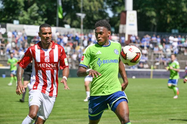 Junior Adamu (FC Schalke 04), re., gegen David Winke (FC Gütersloh) 11.07.2026, Fussball 1. Bundesliga, Saison 2026 2027, Testspiel, Vorbereitungsspiel, FC Gütersloh - FC Schalke 04 Gütersloh Heidewaldstadion Nordrhein Westfalen Deutschland *** Junior Adamu, FC Schalke 04, right, against David Winke, FC Gütersloh, July 11, 2026, Soccer, Bundesliga 1, 2026–2027 season, friendly match, preseason match, FC Gütersloh vs. FC Schalke 04, Gütersloh, Heidewaldstadion, North Rhine-Westphalia, Germany Team2