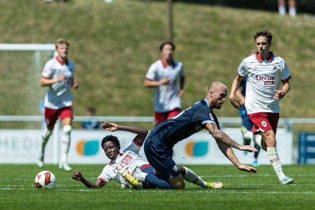 Farouck Adekami (Royal Antwerpen FC) und Philipp Hofmann (VfL Bochum) im Zweikampf waehrend des Freundschaftsspiels in der Saisonvorbereitung zwischen dem Royal Antwerpen FC und dem VfL Bochum 1848 im Hemberg-Stadion am 11. Juli 2026 in Iserlohn, Deutschland. (Foto von Mario Hommes DeFodi Images) +++ Farouck Adekami (Royal Antwerpen FC) und Philipp Hofmann (VfL Bochum) battle for the ball during the during the pre-season friendly match between Royal Antwerpen FC and VfL Bochum 1848 at Hemberg-Stadium on July 11, 2026 in Iserlohn, Germany. (Photo by Mario Hommes DeFodi Images) - *** Farouck Adekami of Royal Antwerp FC and Philipp Hofmann of VfL Bochum battle for the ball during a preseason friendly match between Royal Antwerp FC and VfL Bochum 1848 at Hemberg Stadium on July 11, 2026, in Iserlohn, Germany Photo by Mario Hommes DeFodi Images Farouck Adekami of Royal Antwerp FC and Philipp Hofmann of VfL Bochum battle for the ball during the preseason friendly match between Royal Antwerp FC and VfL Bochum 1848 at Hemberg Stadium on July 11, 2026 in Iserlohn, Germany Photo by Mario Hommes DeFodi Images
