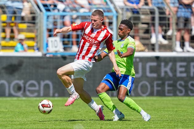 11.07.2026, xydrx, Fußball, Testspiel, FC Gütersloh - FC Schalke 04, Saison 2026 2027, Ohlendorf Stadion im Heidewald: Justin Lukas (FC Gütersloh, 22) im Zweikampf gegen Junior Adamu (FC Schalke 04, 20) DFB regulations prohibit any use of photographs as image sequences and or quasi-video. *** July 11, 2026, xydrx, soccer, friendly match, FC Gütersloh vs. FC Schalke 04, 2026–2027 season, Ohlendorf Stadium in Heidewald: Justin Lukas of FC Gütersloh, No. 22, in a tackle against Junior Adamu of FC Schalke 04, No. 20. DFB regulations prohibit any use of photographs as image sequences and or quasi-video. Copyright: HMBxMedia YannisxDreimann