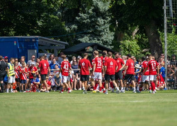 Fußball, Herren, Testspiel, Saison 2026 2027, Hallescher FC - FC Energie Cottbus in Finsterwalde, nach einer rassistischen Beleidigung ausgehend von einem Fan des HFC wurde das Spiel Mitte der zweiten Halbzeit abgebrochen, im Bild: Cottbus verlässt geschlossen den Platz, 11.07. 2026, *** Soccer, Men s, Friendly Match, 2026–2027 Season, Hallescher FC vs. FC Energie Cottbus in Finsterwalde; following a racist slur from an HFC fan, the game was called off midway through the second half; pictured: the Cottbus team walks off the field en masse, July 11, 2026, Copyright: xSebastianxRäppold MatthiasxKochx