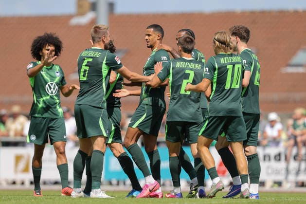 11.07.2026, xtgx, Fussball Testspiel, FSV Schöningen - VfL Wolfsburg emspor, v.l. Robert Glatzel (Wolfsburg, 19) Jubel, Torjubel, jubelt ueber das Tor, celebrate the goal, celebration (DFL DFB REGULATIONS PROHIBIT ANY USE OF PHOTOGRAPHS as IMAGE SEQUENCES and or QUASI-VIDEO) Schöningen *** July 11, 2026, xtgx, soccer friendly, FSV Schöningen vs. VfL Wolfsburg, from left: Robert Glatzel (Wolfsburg), 19, cheering, Goal celebration, celebrating the goal, DFL and DFB regulations prohibit any use of photographs as image sequences and or quasi-video Schöningen