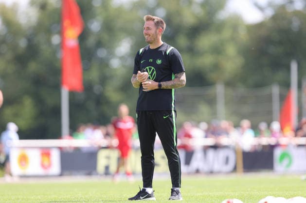 11.07.2026, xtgx, Fussball Testspiel, FSV Schöningen - VfL Wolfsburg emspor, v.l. Tobias Strobl (Wolfsburg, Trainer) (DFL DFB REGULATIONS PROHIBIT ANY USE OF PHOTOGRAPHS as IMAGE SEQUENCES and or QUASI-VIDEO) Schöningen *** July 11, 2026, xtgx, soccer exhibition match, FSV Schöningen vs. VfL Wolfsburg emspor, from left: Tobias Strobl (Wolfsburg), coach. DFL and DFB regulations prohibit any use of photographs as image sequences and or quasi-video. Schöningen