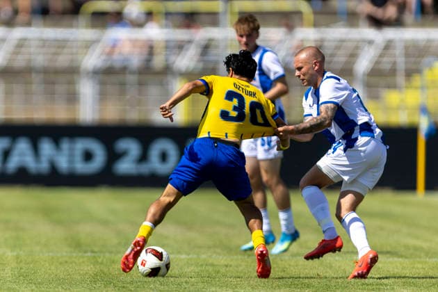 GER, Leipzig, Fussball, Testspiel, 1. FC Lokomotive Leipzig vs. Hertha BSC im Bild v.l.: Eren Oetztuerk (Lok Leipzig 30), Jon Dagur Thorsteinsson (Hertha BSC 24), Zweikampf , Trikot ziehen 11.07.2026, Bruno-Plache Stadion Leipzig DFB REGULATIONS PROHIBIT ANY USE OF PHOTOGRAPHS AS IMAGE SEQUENCES AND OR QUASI-VIDEO, *** GER, Leipzig, Soccer, Friendly Match, 1 FC Lokomotive Leipzig vs. Hertha BSC (pictured, from left): Eren Oetztuerk (Lok Leipzig 30), Jon Dagur Thorsteinsson (Hertha BSC 24), tackle, jersey pull, July 11, 2026, Bruno Plache Stadium, Leipzig. DFB regulations prohibit any use of photographs as image sequences and or quasi-video, Copyright: HMBxMedia PaulxFritz