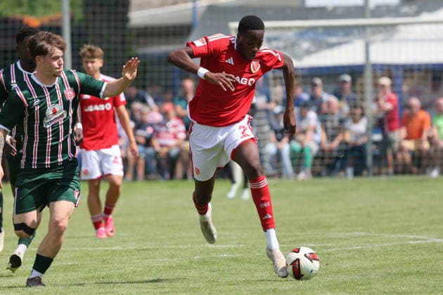 8 Elias Lorenz (HFC, l.) verfolgt 2 King Manu (Energie Cottbus) Fussball Testspiel 2026 2027 FC Energie Cottbus - Hallescher FC *** 8 Elias Lorenz HFC, left, chases 2 King Manu Energie Cottbus Soccer Friendly Match 2026 2027 FC Energie Cottbus Hallescher FC