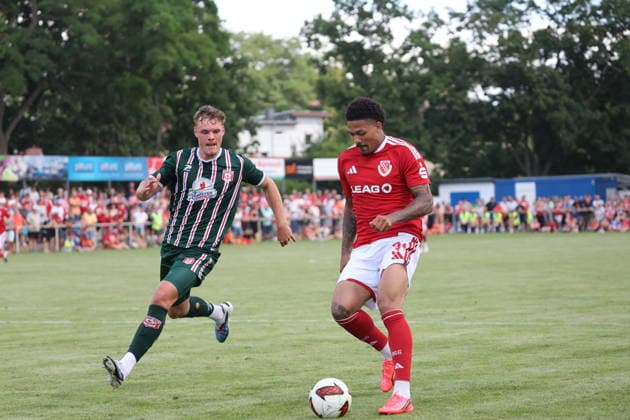 31 Justin Butler (Energie Cottbus, r.) Fussball Testspiel 2026 2027 FC Energie Cottbus - Hallescher FC *** 31 Justin Butler, Energie Cottbus, right foot, soccer, friendly match, 2026–2027, FC Energie Cottbus vs. Hallescher FC