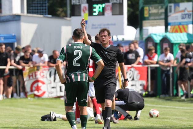 Schiedsrichter Marcel Riemer zeigt 2 Robert Berger (HFC) die Gelbe Karte Fussball Testspiel 2026 2027 FC Energie Cottbus - Hallescher FC *** Referee Marcel Riemer shows Robert Berger (HFC) a yellow card. Soccer Friendly Match 2026–2027: FC Energie Cottbus vs. Hallescher FC
