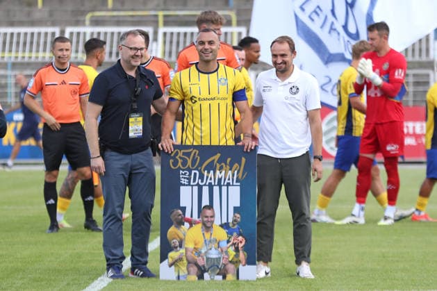 Testspiel: 1. FC Lok Leipzig - Hertha BSC Berlin, 11.07.2026 Djamal Ziane (13, Lok Leipzig) wird für 350. Lok-Spiele geehrt. Links: Martin Mieth (Geschäftsstellenleiter, Lok Leipzig), Rechts: Toni Wachsmuth (Geschäftsführer Lok Leipzig). Fußball, Saison-Vorbereitung 2026 2027, Testspiel: 1. FC Lok Leipzig (Regionalliga Nordost) vs. Hertha BSC Berlin (2. Bundesliga) am 11.07.2026 im Bruno-Plache-Stadion, Leipzig. *** Friendly Match: 1. FC Lok Leipzig vs. Hertha BSC Berlin, July 11, 2026; Djamal Ziane 13, Lok Leipzig is honored for 350 Lok matches. On the left: Martin Mieth, Office Manager, Lok Leipzig; on the right: Toni Wachsmuth, Sports Director, Lok Leipzig Soccer. 2026–2027 preseason. Friendly Match 1: FC Lok Leipzig (Regionalliga Nordost) vs. Hertha BSC Berlin (2. Bundesliga) on July 11, 2026, at Bruno Plache Stadium, Leipzig Copyright: xBEAUTIFULxSPORTS JanxKaeferx