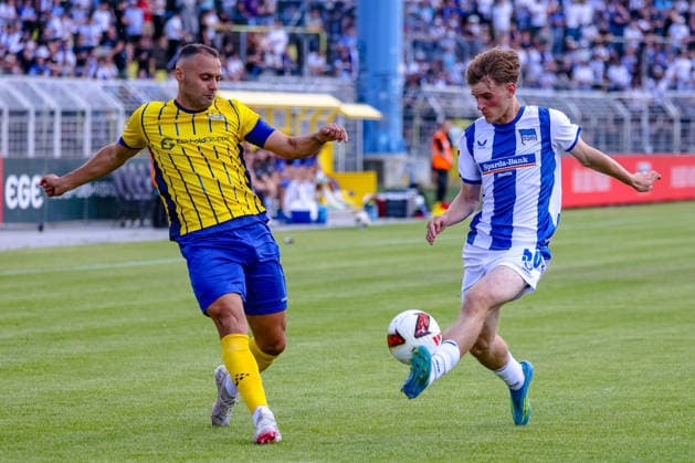 Mayson grothe (Hertha BSC, 50) am ball, Zweikampf, Duell, Kampf Djamal Ziane (1. FC Lokomotive Leipzig, 13), 1. FC Lokomotive Leipzig vs Hertha BSC Berlin, Fussball, Testspiel, Saison 2026 27, 11.07.2026,¨ DFL REGULATIONS PROHIBIT ANY USE OF PHOTOGRAPHS AS IMAGE SEQUENCES AND OR QUASI-VIDEO,¨ 1. FC Lokomotive Leipzig vs Hertha BSC Berlin, Fussball, Testspiel, Saison 2026 27, 11.07.2026 Leipzig *** Mayson Grothe, Hertha BSC, 50, on the ball, tackle, duel, battle; Djamal Ziane, 1 FC Lokomotive Leipzig, 13, 1 FC Lokomotive Leipzig vs. Hertha BSC Berlin, soccer, friendly match, 2026–27 season, July 11, 2026, DFL regulations prohibit any use of photographs as image sequences and or quasi-video, 1 FC Lokomotive Leipzig vs. Hertha BSC Berlin, soccer, friendly match, 2026–27 season, July 11, 2026, Leipzig Copyright: xEibner-Pressefoto LauraxRoemerx EP_LRR