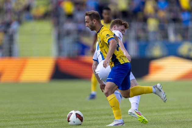 GER, Leipzig, Fussball, Testspiel, 1. FC Lokomotive Leipzig vs. Hertha BSC im Bild v.l.: Sebastian Gronning (Hertha BSC 17), Tobias Dombrowa (Lok Leipzig 34), Zweikampf 11.07.2026, Bruno-Plache Stadion Leipzig DFB REGULATIONS PROHIBIT ANY USE OF PHOTOGRAPHS AS IMAGE SEQUENCES AND OR QUASI-VIDEO, *** GER, Leipzig, Soccer, Friendly Match, 1 FC Lokomotive Leipzig vs. Hertha BSC (pictured, from left): Sebastian Gronning (Hertha BSC, 17), Tobias Dombrowa (Lok Leipzig, 34), tackle, July 11, 2026, Bruno Plache Stadium, Leipzig. DFB regulations prohibit any use of photographs as image sequences and or quasi-video, Copyright: HMBxMedia PaulxFritz