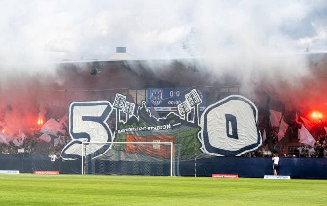 Fußball, Herren, Saison 2026 2027, Testspiel, SV Babelsberg 03 - FC St. Pauli, Fans von Babelserg brennen Feuerwerk ab, 50 Jahre Karl-Liebknecht-Stadion, 11.07. 2026, *** Soccer, Men s, 2026–2027 Season, Friendly Match, SV Babelsberg 03 vs. FC St. Pauli, Babelsberg fans set off fireworks, 50th Anniversary of Karl Liebknecht Stadium, July 11, 2026, Copyright: xMatthiasxKochx