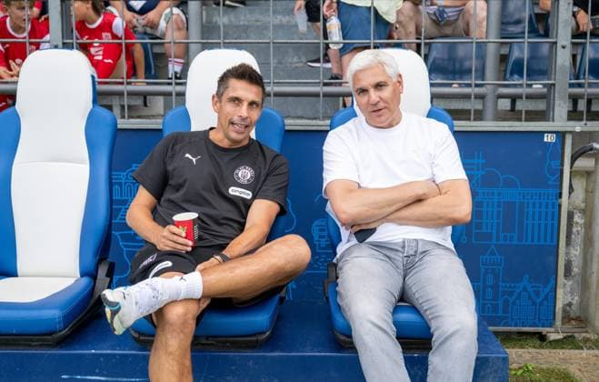 Fußball, Herren, Saison 2026 2027, Testspiel, SV Babelsberg 03 - FC St. Pauli, v. l. Trainer Marcel Rapp (FC St. Pauli), Sportlicker Leiter Andreas Bornemann (FC St. Pauli) auf der Bank, 11.07. 2026, *** Soccer, Men s, 2026–2027 Season, Friendly Match, SV Babelsberg 03 vs. FC St. Pauli; from left: Coach Marcel Rapp (FC St. Pauli) and Sports Director Andreas Bornemann (FC St. Pauli) on the bench, July 11, 2026, Copyright: xMatthiasxKochx