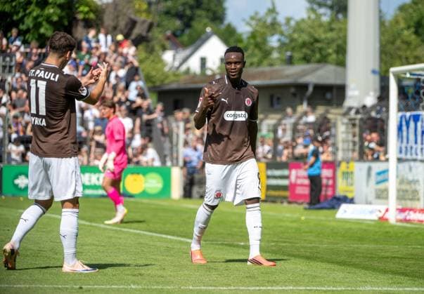 Fußball, Herren, Saison 2026 2027, Testspiel, SV Babelsberg 03 - FC St. Pauli, v. l. Arkadiusz Pyrka (FC St. Pauli), Abdoulie Ceesay (FC St. Pauli), Jubel nach Tor zum 0:3, 11.07. 2026, *** Soccer, Men s, 2026–2027 season, friendly match, SV Babelsberg 03 vs. FC St. Pauli, from left: Arkadiusz Pyrka (FC St. Pauli), Abdoulie Ceesay (FC St. Pauli), celebration after the goal that made it 0–3, July 11, 2026, Copyright: xMatthiasxKochx