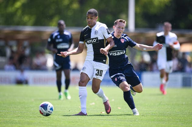 Fussball 1. Bundesliga 2026 2027 Testspiel 11.07.2026 SV Elversberg - FC Thun Jan Gyamerah (li, SV Elversberg) gegen Nico Maier (re, FC Thun) *** Soccer, Bundesliga 1, 2026–2027, Friendly Match, July 11, 2026, SV Elversberg vs. FC Thun: Jan Gyamerah (left), SV Elversberg, vs. Nico Maier (right), FC Thun