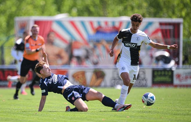 Fussball 1. Bundesliga 2026 2027 Testspiel 11.07.2026 SV Elversberg - FC Thun Noah Darvich (re, SV Elversberg) gegen Michael Heule (li, FC Thun) *** Soccer, Bundesliga 1, 2026–2027, Friendly Match, July 11, 2026, SV Elversberg vs. FC Thun: Noah Darvich (right), SV Elversberg, vs. Michael Heule (left), FC Thun