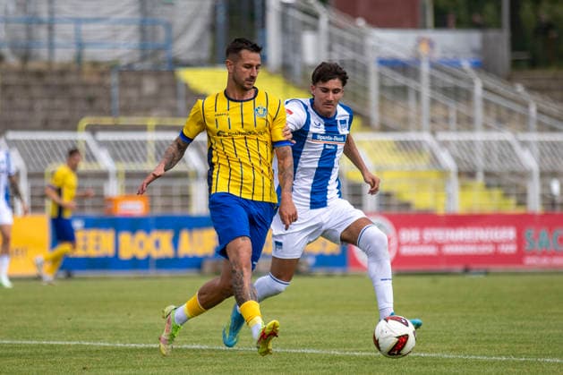 GER, Leipzig, Fussball, Testspiel, 1. FC Lokomotive Leipzig vs. Hertha BSC im Bild v.l.: Kian Todorovic (Hertha BSC 36) , Zweikampf 11.07.2026, Bruno-Plache Stadion Leipzig DFB REGULATIONS PROHIBIT ANY USE OF PHOTOGRAPHS AS IMAGE SEQUENCES AND OR QUASI-VIDEO, *** GER, Leipzig, Soccer, Friendly Match, 1 FC Lokomotive Leipzig vs. Hertha BSC (pictured, from left: Kian Todorovic, Hertha BSC 36), tackle, July 11, 2026, Bruno Plache Stadium, Leipzig. DFB regulations prohibit any use of photographs as image sequences and or quasi-video, Copyright: HMBxMedia PaulxFritz