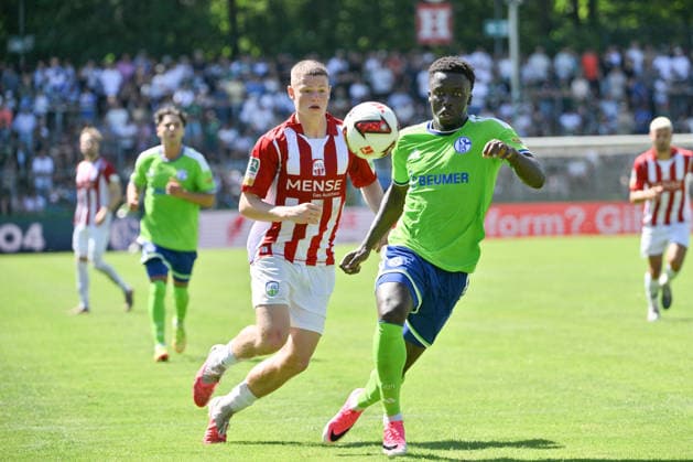 Christian Gomis (FC Schalke 04), Justin Lukas (FC Gütersloh), v.re. 11.07.2026, Fussball 1. Bundesliga, Saison 2026 2027, Testspiel, Vorbereitungsspiel, FC Gütersloh - FC Schalke 04 Gütersloh Heidewaldstadion Nordrhein Westfalen Deutschland *** Christian Gomis, FC Schalke 04; Justin Lukas, FC Gütersloh; July 11, 2026, Soccer, Bundesliga 1, 2026–2027 season, friendly match, preseason match, FC Gütersloh vs. FC Schalke 04, Gütersloh, Heidewaldstadion, North Rhine-Westphalia, Germany Team2