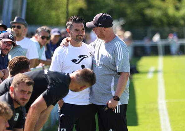 Fussball, Herren, Saison 2026 2027, FC Deisenhofen - TSV 1860 München, Testspiel, Vorbereitung Alper Kayabunar, Trainer (TSV 1860 München) (li.) mit Freund Andi Pummer, (re.) Trainer FC Deisenhofen *** Soccer, Men s, 2026–2027 Season, FC Deisenhofen vs. TSV 1860 Munich, Friendly Match, Preseason: Alper Kayabunar, TSV 1860 Munich coach (left) with friend Andi Pummer; FC Deisenhofen coach (right)