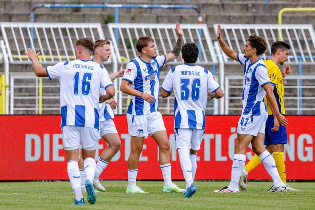 Marten Winkler (Hertha BSC, 22) und Mannschaft Jubel, Torjubel, jubelt ueber Tor zum 1:3, 1. FC Lokomotive Leipzig vs Hertha BSC Berlin, Fussball, Testspiel, Saison 2026 27, 11.07.2026,¨ DFL REGULATIONS PROHIBIT ANY USE OF PHOTOGRAPHS AS IMAGE SEQUENCES AND OR QUASI-VIDEO,¨ 1. FC Lokomotive Leipzig vs Hertha BSC Berlin, Fussball, Testspiel, Saison 2026 27, 11.07.2026 Leipzig *** Marten Winkler, Hertha BSC, 22, and the team celebrate, cheering the goal that makes the score 1–3, 1 FC Lokomotive Leipzig vs. Hertha BSC Berlin, soccer, friendly match, 2026–27 season, November 7, 2026, DFL REGULATIONS PROHIBIT ANY USE OF PHOTOGRAPHS AS IMAGE SEQUENCES AND OR QUASI-VIDEO, 1 FC Lokomotive Leipzig vs. Hertha BSC Berlin, soccer, friendly match, 2026–27 season, July 11, 2026, Leipzig Copyright: xEibner-Pressefoto LauraxRoemerx EP_LRR