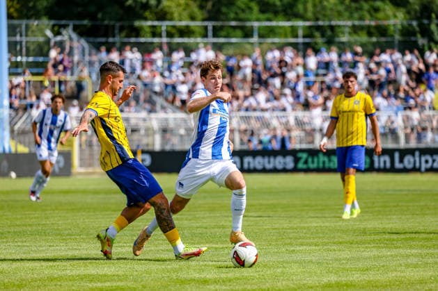 Filip Kusic (1. FC Lokomotive Leipzig, 36) Zweikampf, Duell, Kampf am ball gegen Leon Jensen (Hertha BSC, 05), 1. FC Lokomotive Leipzig vs Hertha BSC Berlin, Fussball, Testspiel, Saison 2026 27, 11.07.2026,¨ DFL REGULATIONS PROHIBIT ANY USE OF PHOTOGRAPHS AS IMAGE SEQUENCES AND OR QUASI-VIDEO,¨ 1. FC Lokomotive Leipzig vs Hertha BSC Berlin, Fussball, Testspiel, Saison 2026 27, 11.07.2026 Leipzig *** Filip Kusic, 1 FC Lokomotive Leipzig, 36, tackle, duel, battle for the ball against Leon Jensen, Hertha BSC, 05, 1 FC Lokomotive Leipzig vs. Hertha BSC Berlin, soccer, friendly match, 2026–27 season, July 11, 2026, DFL regulations prohibit any use of photographs as image sequences and or quasi-video, 1 FC Lokomotive Leipzig vs. Hertha BSC Berlin, soccer, friendly match, 2026–27 season, July 11, 2026, Leipzig Copyright: xEibner-Pressefoto LauraxRoemerx EP_LRR