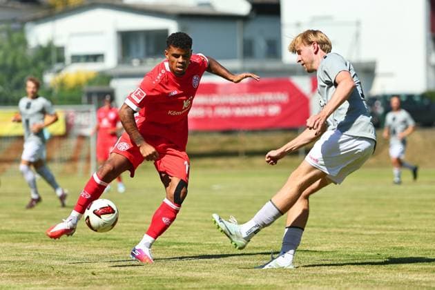 Ransford-Yeboah Koenigsdoerffer (1. FSV Mainz 05, 11) gegen Finn Mueller (Eisbachtal, 27) Sportfreunde Eisbachtal vs 1. FSV Mainz 05, Fussball, Testspiel, 11.07.2026 DFL REGULATIONS PROHIBIT ANY USE OF PHOTOGRAPHS AS IMAGE SEQUENCES AND OR QUASI-VIDEO Sportfreunde Eisbachtal vs 1. FSV Mainz 05, Fussball, Testspiel, 11.07.2026 Nentershausen *** Ransford Yeboah Koenigsdoerffer 1 FSV Mainz 05, 11 vs. Finn Mueller Eisbachtal, 27 Sportfreunde Eisbachtal vs. 1 FSV Mainz 05, Soccer, Friendly Match, July 11, 2026 DFL REGULATIONS PROHIBIT ANY USE OF PHOTOGRAPHS AS IMAGE SEQUENCES AND OR QUASI-VIDEO Sportfreunde Eisbachtal vs. 1 FSV Mainz 05, Soccer, Friendly Match, July 11, 2026, Nentershausen Copyright: xEibner-Pressefotox EP_RWS