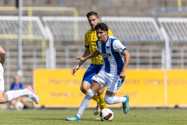 GER, Leipzig, Fussball, Testspiel, 1. FC Lokomotive Leipzig vs. Hertha BSC im Bild v.l.: Kian Todorovic (Hertha BSC), Aktion mit Ball 11.07.2026, Bruno-Plache Stadion Leipzig DFB REGULATIONS PROHIBIT ANY USE OF PHOTOGRAPHS AS IMAGE SEQUENCES AND OR QUASI-VIDEO, *** GER, Leipzig, Soccer, Friendly Match, 1 FC Lokomotive Leipzig vs. Hertha BSC (pictured, from left: Kian Todorovic, Hertha BSC), in action with the ball, July 11, 2026, Bruno Plache Stadium, Leipzig. DFB regulations prohibit any use of photographs as image sequences and or quasi-video, Copyright: HMBxMedia PaulxFritz