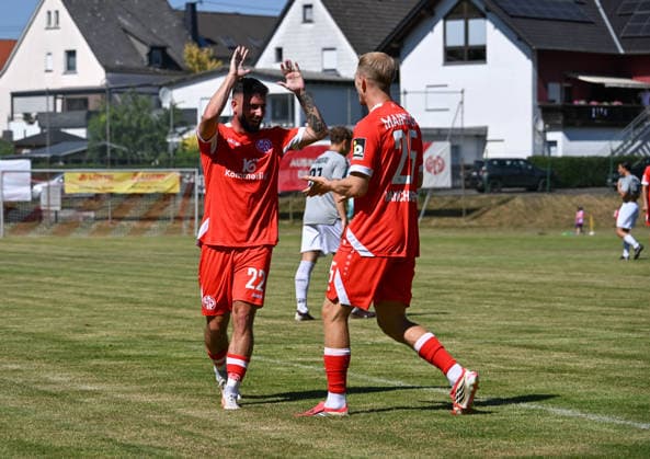 11.07.2026, xsltx, Fussball Testspiel, Eisbachtaler Sportfreunde - FSV Mainz 05 v.l. Marco Richter (1. FSV Mainz 05) beglückwünscht Andreas Hanche-Olsen (1. FSV Mainz 05) zum 3:0 (DFL DFB REGULATIONS PROHIBIT ANY USE OF PHOTOGRAPHS as IMAGE SEQUENCES and or QUASI-VIDEO) *** July 11, 2026, xsltx, soccer friendly, Eisbachtaler Sportfreunde vs. FSV Mainz 05, Marco Richter 1, FSV Mainz 05 congratulates Andreas Hanche Olsen 1, FSV Mainz 05 on the 3–0 win. DFL and DFB regulations prohibit any use of photographs as image SEQUENCES and or QUASI-VIDEO