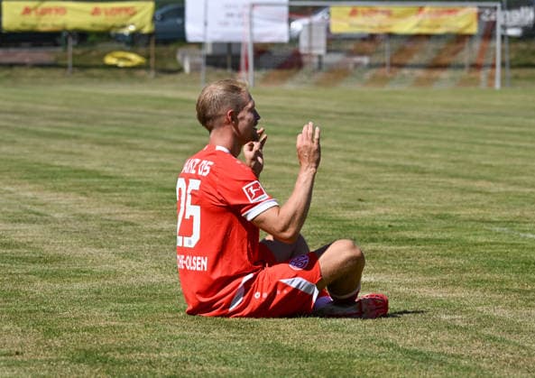 11.07.2026, xsltx, Fussball Testspiel, Eisbachtaler Sportfreunde - FSV Mainz 05 v.l. Mach mir den Haaland - Andreas Hanche-Olsen (1. FSV Mainz 05) nach seinem 3:0 mit dem speziellen Jubel (DFL DFB REGULATIONS PROHIBIT ANY USE OF PHOTOGRAPHS as IMAGE SEQUENCES and or QUASI-VIDEO) *** July 11, 2026, xsltx, soccer friendly, Eisbachtaler Sportfreunde vs. FSV Mainz 05 – Make Me the Haaland by Andreas Hanche Olsen 1 – FSV Mainz 05 after their 3–0 win with the special celebration. DFL and DFB regulations prohibit any use of photographs as image sequences and or QUASI-VIDEO