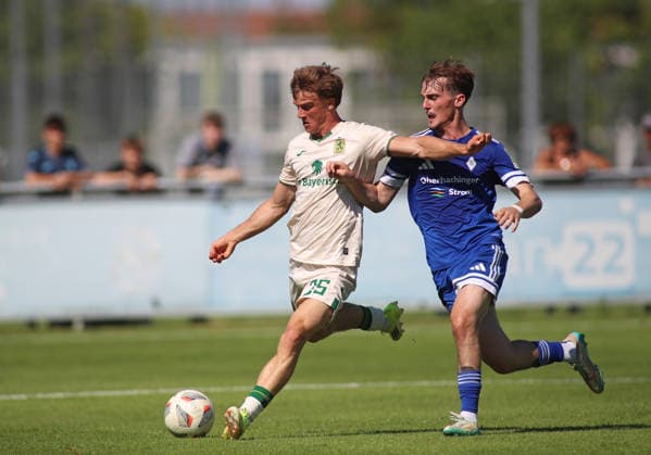Fussball, Herren, Saison 2026 2027, FC Deisenhofen - TSV 1860 München, Testspiel, Vorbereitung Julian Bell (TSV 1860 München) (li.) im Zweikampf mit guter Torchance, Torschuss *** Soccer, Men s, 2026–2027 Season, FC Deisenhofen vs. TSV 1860 Munich, Friendly Match, Preseason: Julian Bell (TSV 1860 Munich, left) in a one-on-one situation with a good scoring opportunity, shot on goal