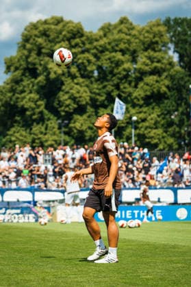 Testspiel: SV Babelsberg 03 vs. FC St. Pauli, 11.07..2026 Joelchima Fujita (FC St. Pauli, 16) beim Warmmachen vor dem Testspiel gegen Babelsberg *** Friendly Match: SV Babelsberg 03 vs. FC St. Pauli, July 11, 2026 Joelchima Fujita of FC St. Pauli, No. 16, warming up before the friendly match against Babelsberg Copyright: xBEAUTIFULxSPORTS Schäferx
