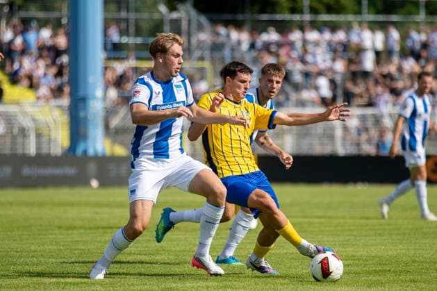 GER, Leipzig, Fussball, Testspiel, 1. FC Lokomotive Leipzig vs. Hertha BSC im Bild v.l.: Niklas Hildebrandt (Hertha BSC 26), Patrick Vuc (Lok Leipzig), Zweikampf 11.07.2026, Bruno-Plache Stadion Leipzig DFB REGULATIONS PROHIBIT ANY USE OF PHOTOGRAPHS AS IMAGE SEQUENCES AND OR QUASI-VIDEO, *** GER, Leipzig, Soccer, Friendly Match, 1 FC Lokomotive Leipzig vs. Hertha BSC (pictured, from left): Niklas Hildebrandt (Hertha BSC, 26), Patrick Vuc (Lok Leipzig), tackle, July 11, 2026, Bruno Plache Stadium, Leipzig. DFB regulations prohibit any use of photographs as image sequences and or quasi-video, Copyright: HMBxMedia PaulxFritz