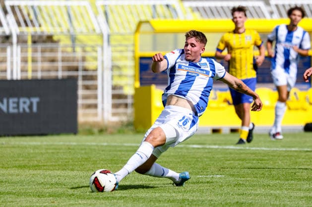 Gustav Christensen (Hertha BSC, 16) graetscht zum Ball, 1. FC Lokomotive Leipzig vs Hertha BSC Berlin, Fussball, Testspiel, Saison 2026 27, 11.07.2026,¨ DFL REGULATIONS PROHIBIT ANY USE OF PHOTOGRAPHS AS IMAGE SEQUENCES AND OR QUASI-VIDEO,¨ 1. FC Lokomotive Leipzig vs Hertha BSC Berlin, Fussball, Testspiel, Saison 2026 27, 11.07.2026 Leipzig *** Gustav Christensen of Hertha BSC, No. 16, slides to tackle the ball, 1 FC Lokomotive Leipzig vs. Hertha BSC Berlin, soccer, friendly match, 2026–27 season, July 11, 2026, DFL REGULATIONS PROHIBIT ANY USE OF PHOTOGRAPHS AS IMAGE SEQUENCES AND OR QUASI-VIDEO, 1 FC Lokomotive Leipzig vs. Hertha BSC Berlin, soccer, friendly match, 2026–27 season, July 11, 2026, Leipzig Copyright: xEibner-Pressefoto LauraxRoemerx EP_LRR